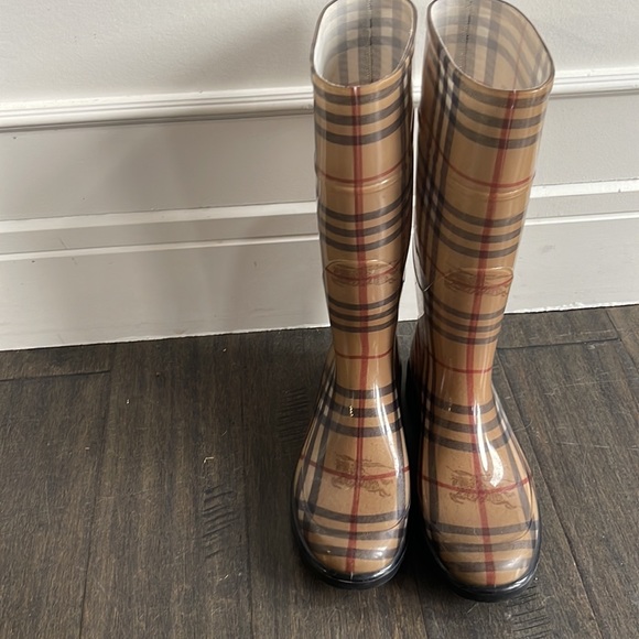 Authentic Burberry Boots size 8 - Picture 2 of 2